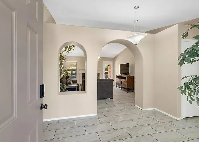 Desert Retreat Modern 3br Bath Long Term Holiday home *